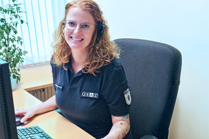 GPS-Mitarbeiter am Telefon © GPS GPS-Mitarbeiter am Telefon